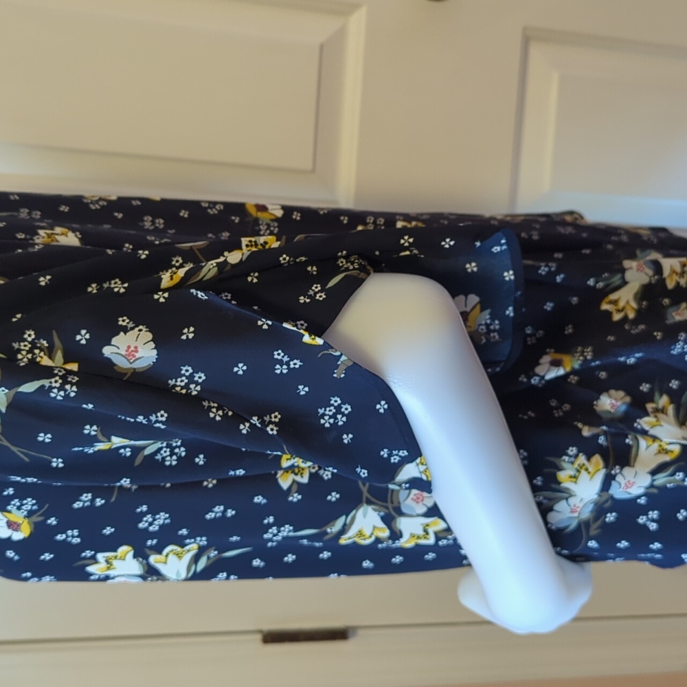 LOFT Floral Navy Top Size M - Picture 2 of 6